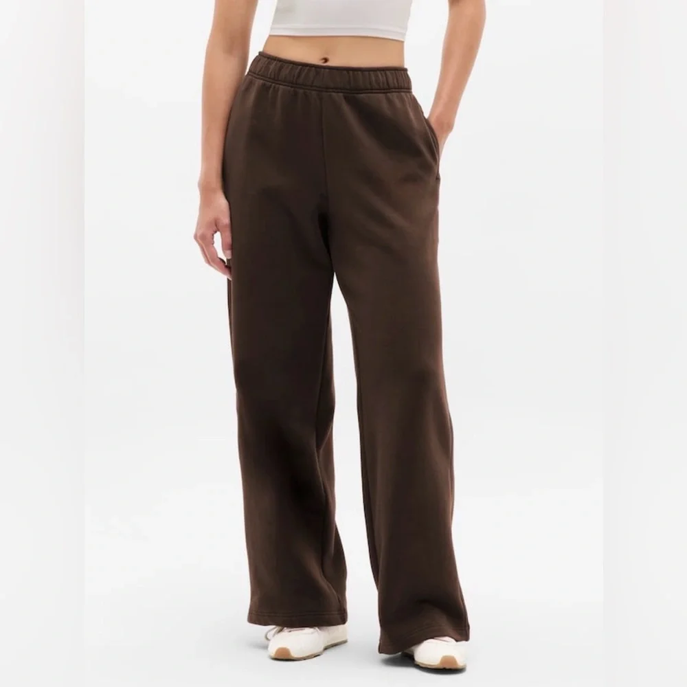 NWT Athleta Forever Wide Truffle Leg Sz Medium - Picture 2 of 8